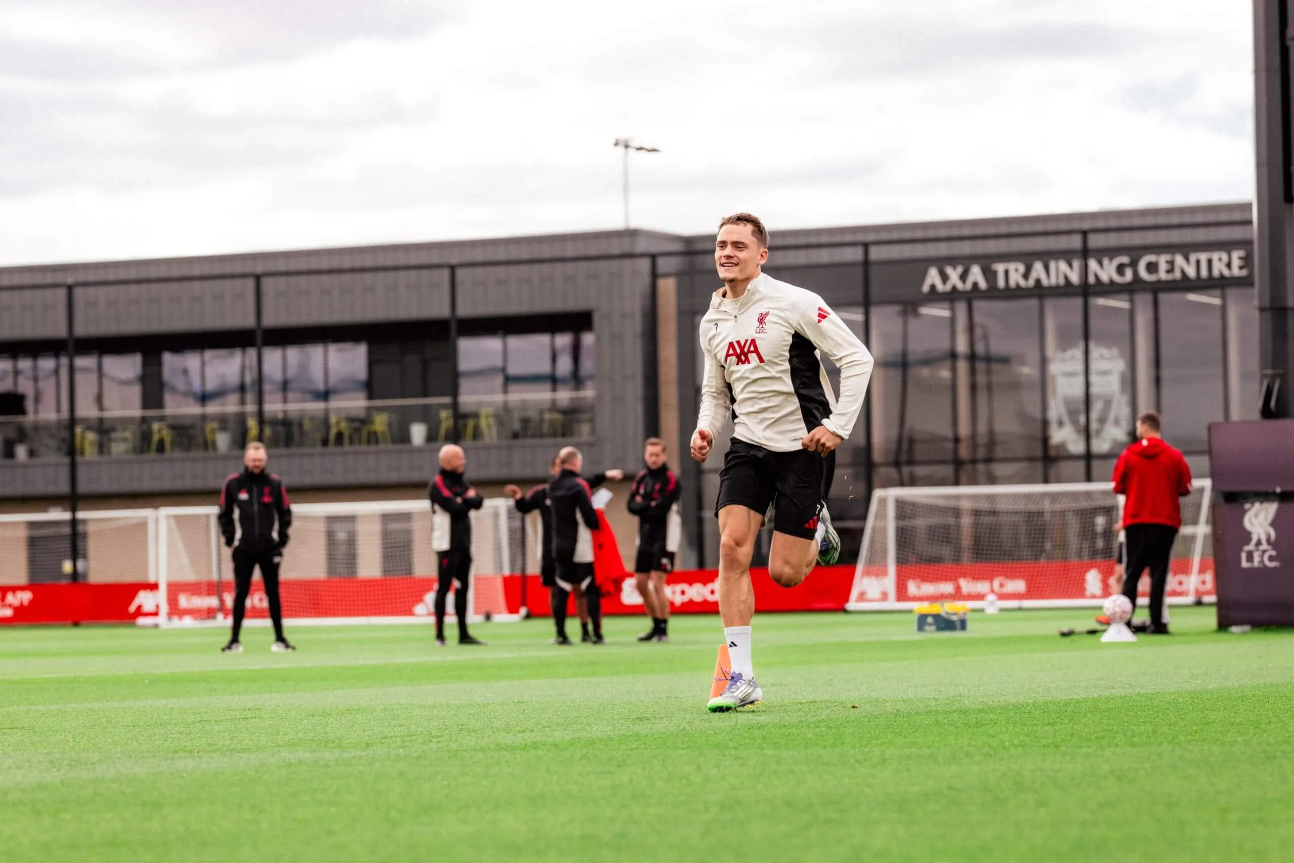 开云体育德甲球队训练场备战训练画面