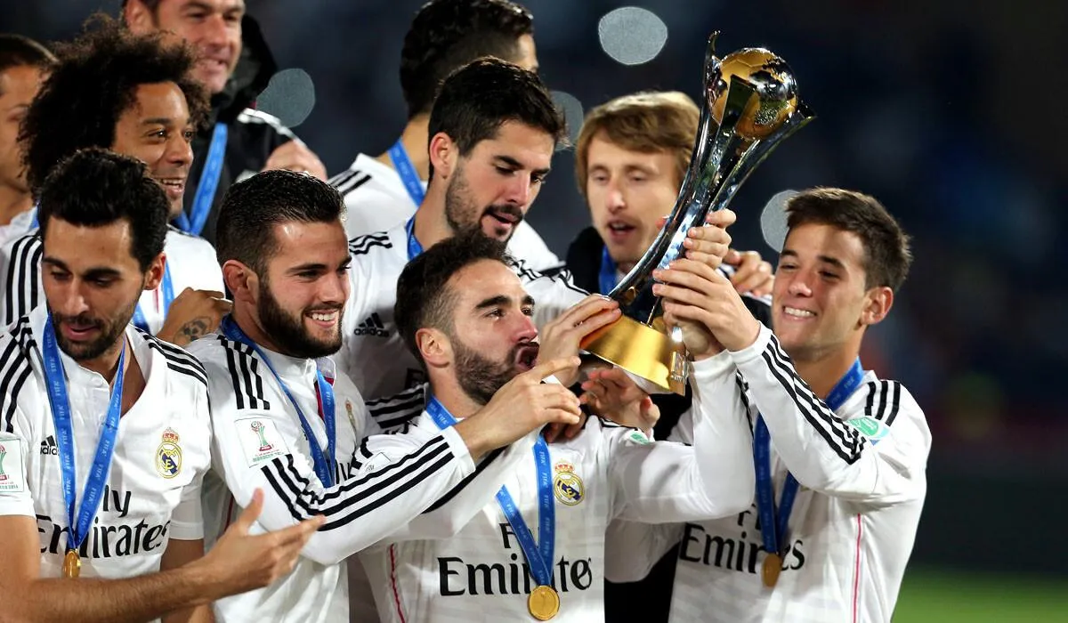 开云体育法甲冠军球队举起奖杯庆祝